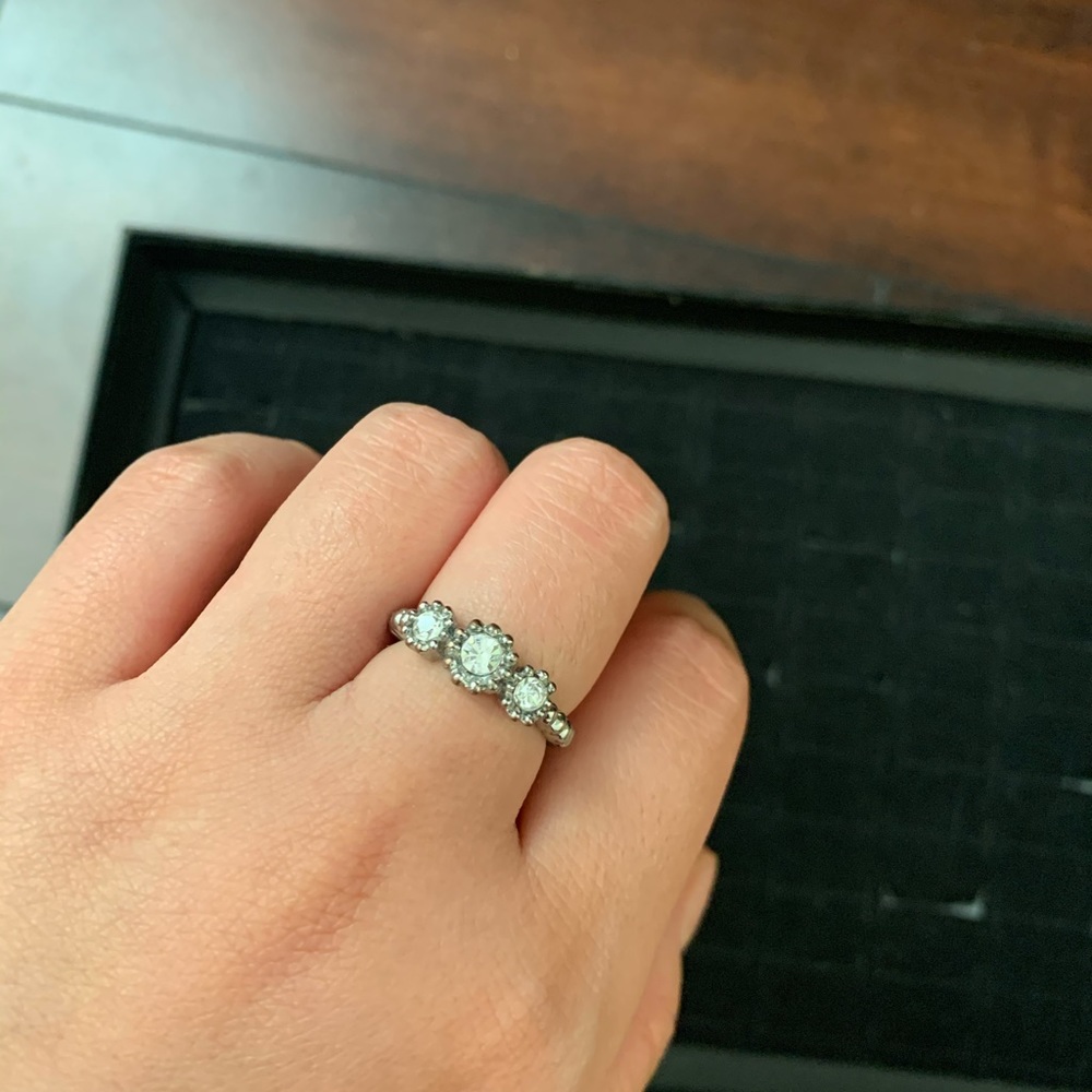 Adorable sparkly ring - Picture 2 of 3